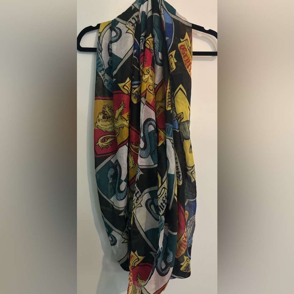 Harry Potterβ Womens Infinity Scarf Gryffindor Slythrin Ravenclaw Hufflepuff Red